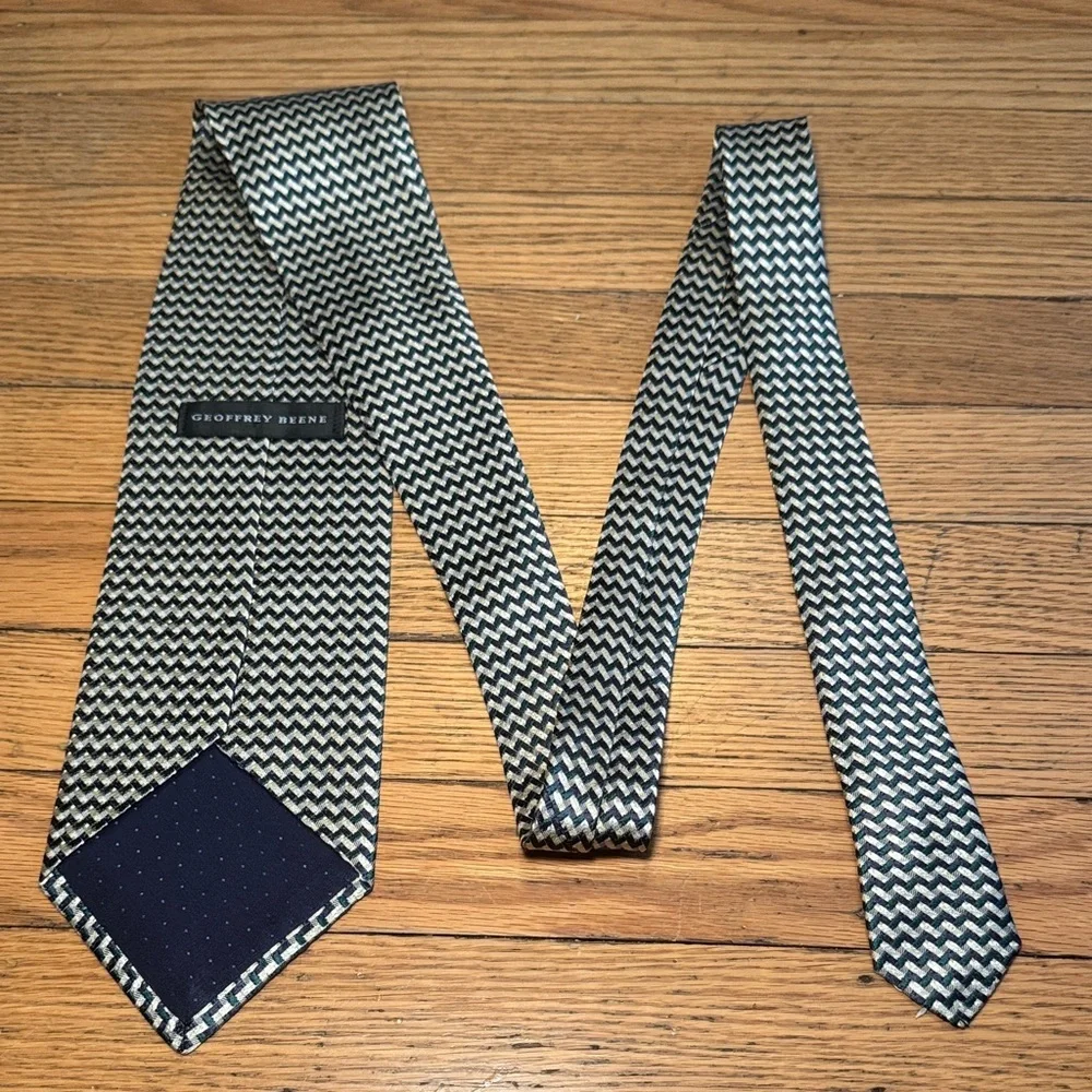 Beautiful Geoffrey Beene Chevron Patterned Silk Dress Tie in Tan/Blue/Green